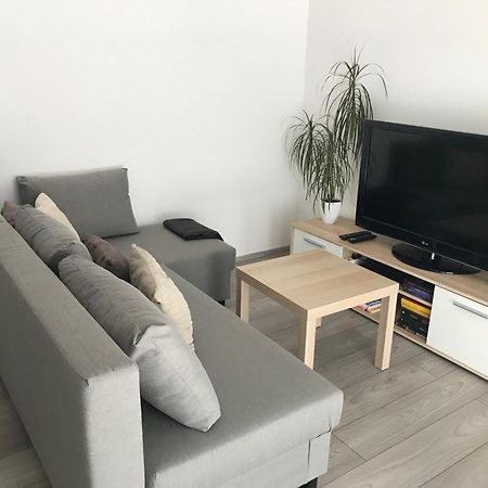 Prijemny Apartman Krovi V Rodinnem Domku Se Sdilenym Bazenem, Terasou A Zahradou Eksteriør bilde