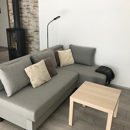 Prijemny Apartman Krovi V Rodinnem Domku Se Sdilenym Bazenem, Terasou A Zahradou Eksteriør bilde