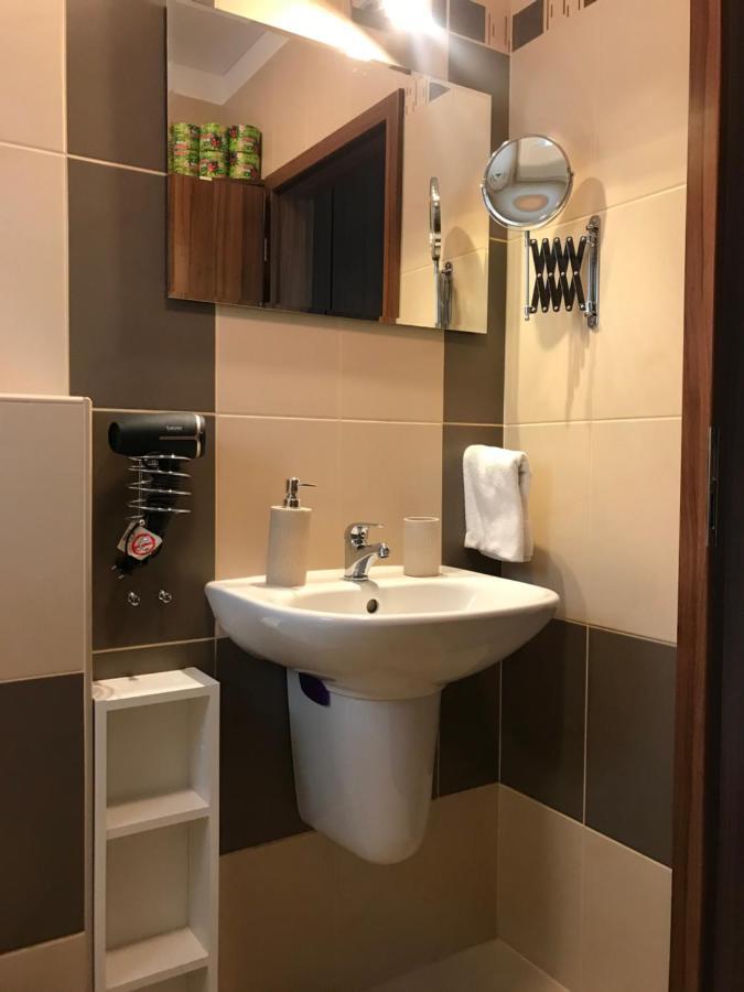 Prijemny Apartman Krovi V Rodinnem Domku Se Sdilenym Bazenem, Terasou A Zahradou Eksteriør bilde