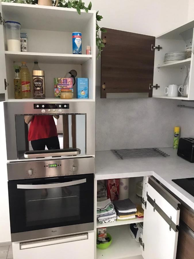 Prijemny Apartman Krovi V Rodinnem Domku Se Sdilenym Bazenem, Terasou A Zahradou Eksteriør bilde