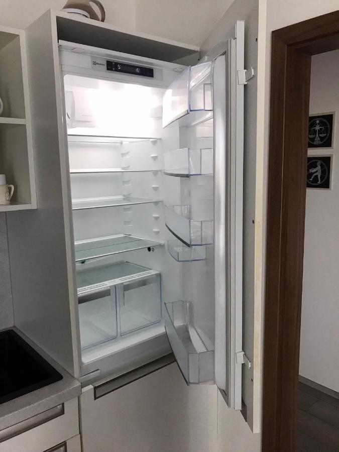 Prijemny Apartman Krovi V Rodinnem Domku Se Sdilenym Bazenem, Terasou A Zahradou Eksteriør bilde