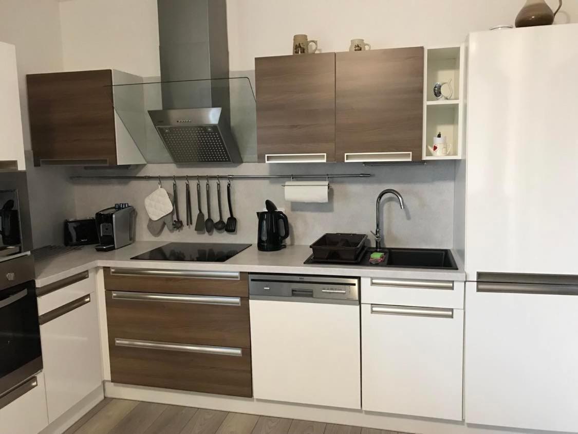 Prijemny Apartman Krovi V Rodinnem Domku Se Sdilenym Bazenem, Terasou A Zahradou Eksteriør bilde
