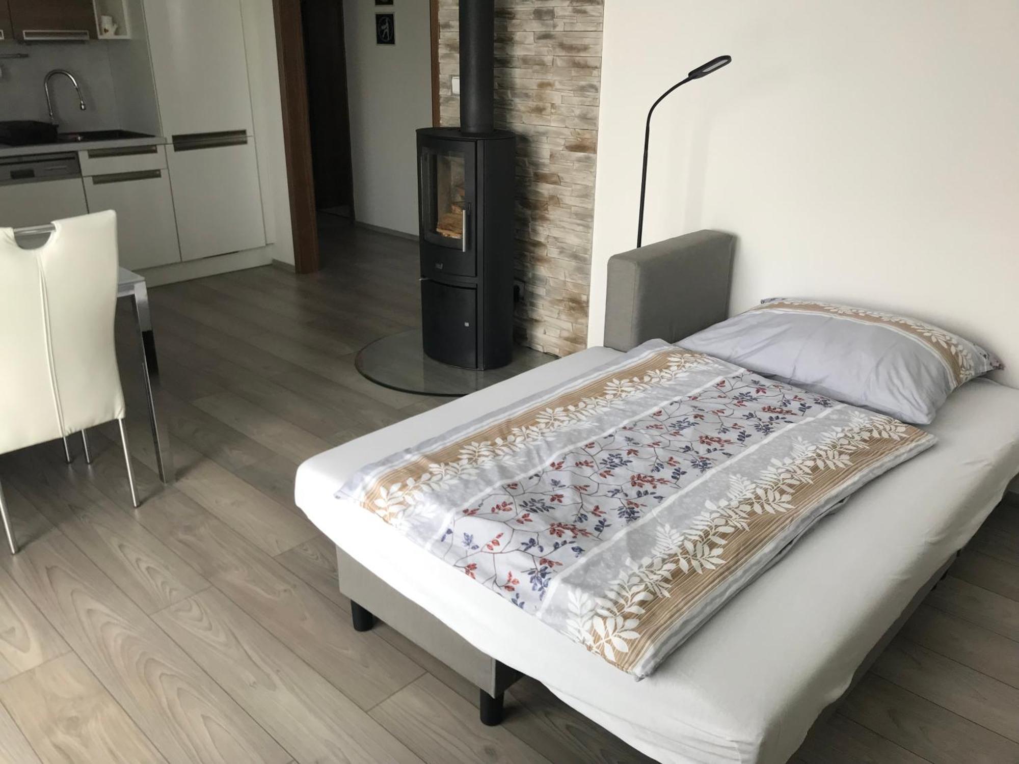 Prijemny Apartman Krovi V Rodinnem Domku Se Sdilenym Bazenem, Terasou A Zahradou Eksteriør bilde
