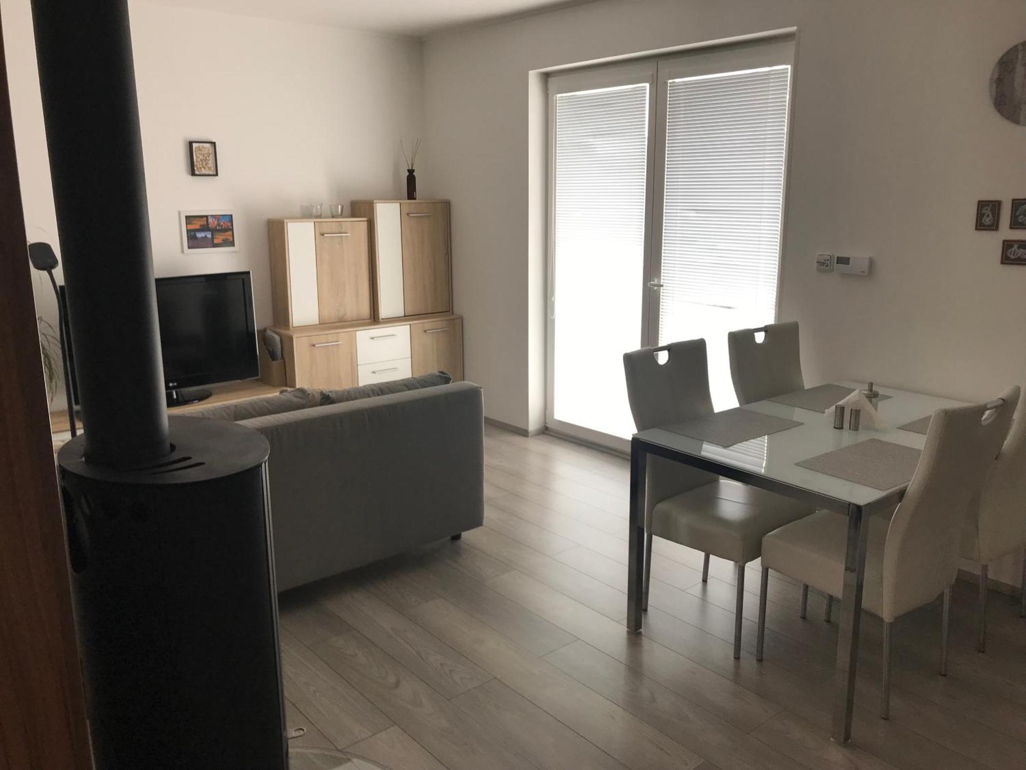 Prijemny Apartman Krovi V Rodinnem Domku Se Sdilenym Bazenem, Terasou A Zahradou Eksteriør bilde
