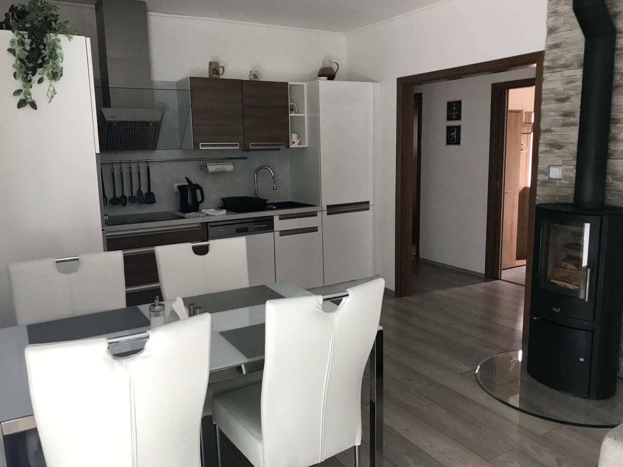 Prijemny Apartman Krovi V Rodinnem Domku Se Sdilenym Bazenem, Terasou A Zahradou Eksteriør bilde
