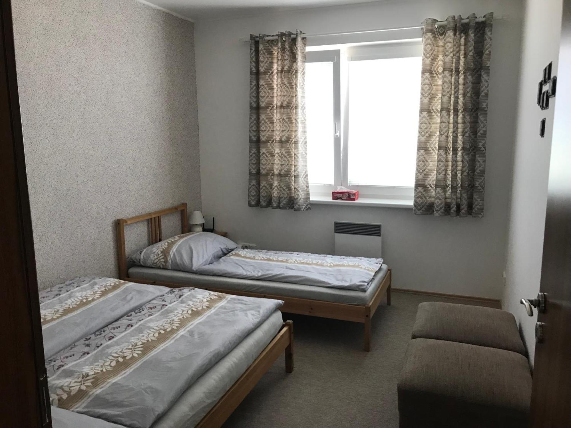 Prijemny Apartman Krovi V Rodinnem Domku Se Sdilenym Bazenem, Terasou A Zahradou Eksteriør bilde